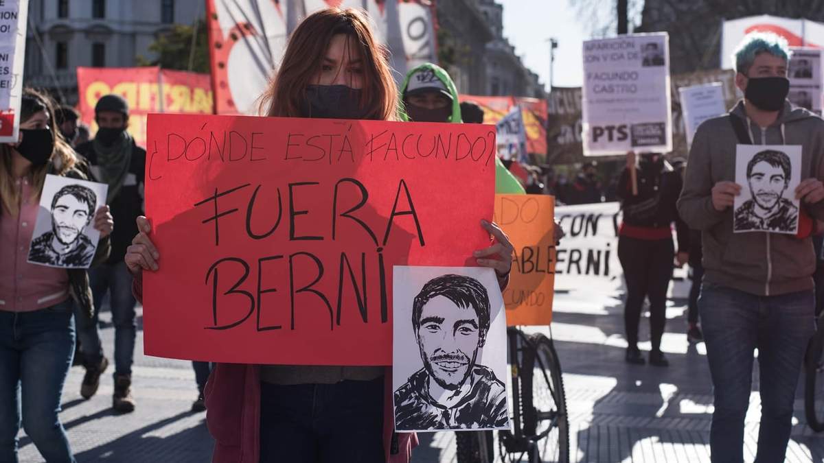 Manifestantes exigen la renuncia del ministro de Seguridad bonaerense, Sergio Berni. Fuente: (Twitter)