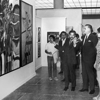 La escultora Helen Escobedo en la UNAM
