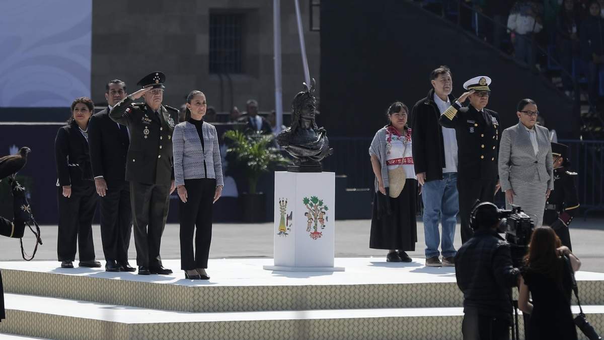 Guardia de honor al busto de Cuauhtémoc