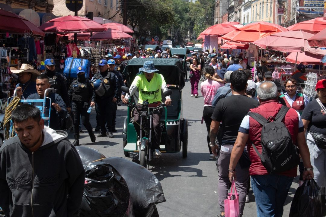 Comercio informal en el Centro Histórico. Foto Miguel Dimayuga