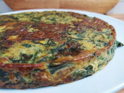 Resolvé la cena en pocos minutos: tortilla de acelga sin huevo, una receta rendidora y muy económica