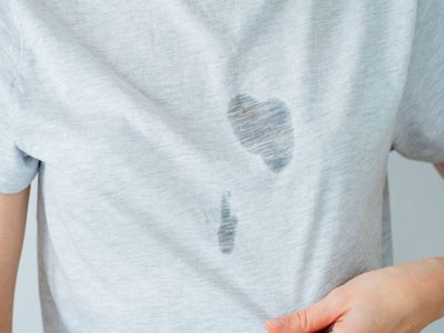 No gastes más en quitamanchas: el truco viral que no falla para sacar las manchas de aceite de tu ropa
