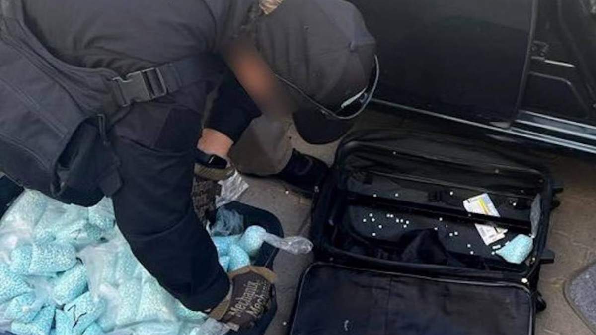 Agente encuentra fentanilo en unas maletas