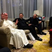 Entregan jesuitas al Papa Francisco carta de padres de los 43