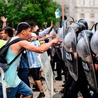 Disturbios y gases en el velatorio de Maradona: Alberto Fernández tuvo que salir a pedir calma