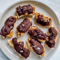 Snickers de banana sin azúcar y con 3 ingredientes: la receta fit más rica y fácil para un snack sin culpas