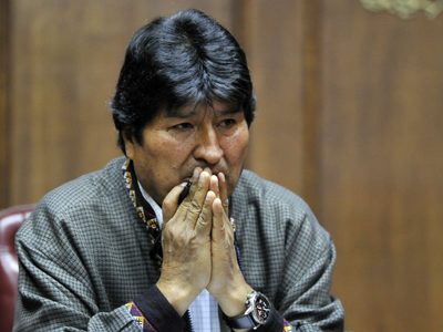 Manifestantes en Bolivia atacan la caravana del expresidente Evo Morales
