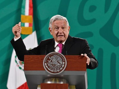 El INE, "el más costoso del mundo", "no confío en él", dice AMLO y plantea renovarlo
