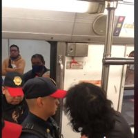 Pasajeros del Metro se pelean con agentes de la PBI por detener a presunto “exhibicionista” (Video)