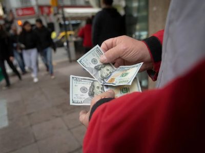 El dólar oficial bajó $10