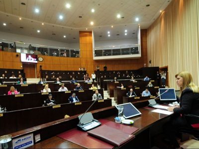 La legislatura de Neuquén aprobó el endeudamiento en dólares que solicitó el gobierno