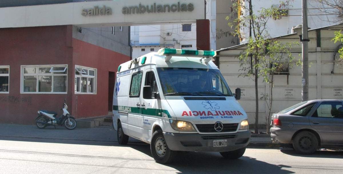 Una ambulancia sale del estacionamiento del hospital Castro Rendón. Fuente: (Twitter)
