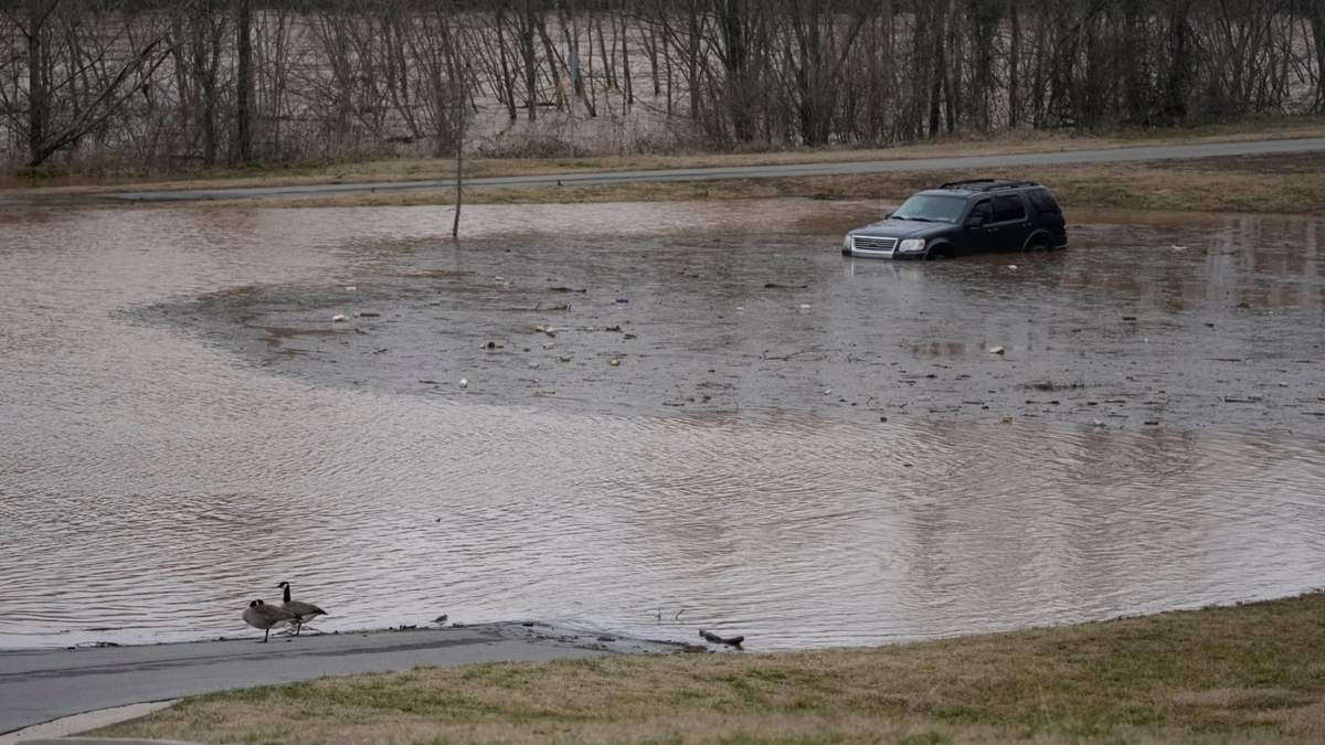 Un vehículo queda varado en una inundación cerca de Red River, el domingo 16 de febrero de 2025, en Clarksville, Tennessee