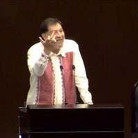 Desde tribuna, Fernández Noroña le "pinta dedo" a diputada panista