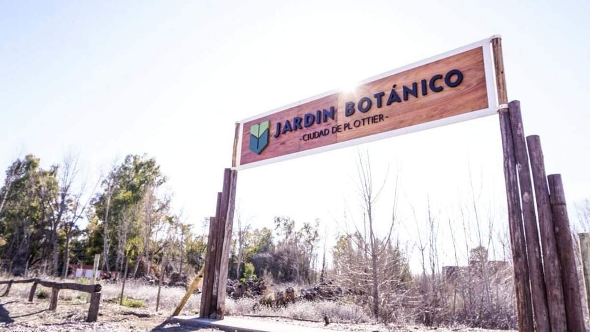 Ingreso al Jardín Botánico de la Ciudad de Plottier. Fuente: (Twitter)