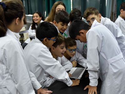 Atención estudiantes: ¿quiénes recibirán las nuevas netbooks del Gobierno?