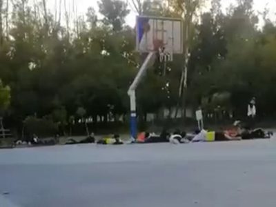 Tirados en el suelo, adultos y niños presencian tiroteo entre policías y sicarios en Celaya
