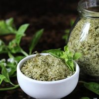 Dale un plus a tus comidas con esta sal de albahaca casera muy fácil de preparar y muy deliciosa