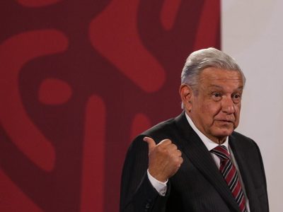 AMLO rechaza invitación de la ONU, lo vuelve a llamar florero y lo compara con el ISSSTE "de antes"