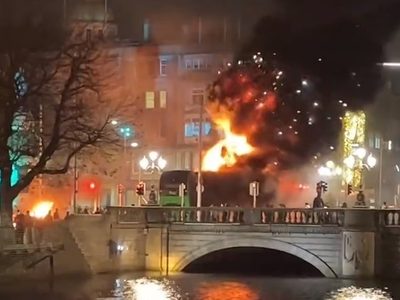 Estalla la violencia en Dublín tras ataque a puñaladas que dejó tres niños heridos