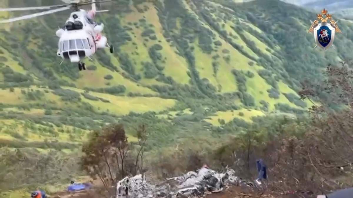 En esta imagen tomada de un video proporcionado por la Comisión de Investigación de Rusia el lunes 2 de septiembre de 2024, un helicóptero Mi-8 sobrevuela en el lugar donde se desplomó un helicóptero similar en la región de Kamchatka en el Oriente Lejano de Rusia