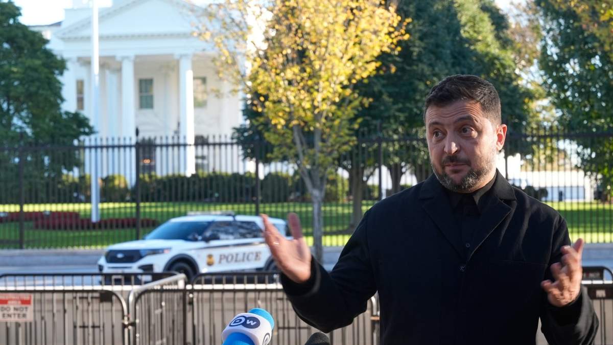 El presidente de Ucrania, Volodymyr Zelenskyy, habla con periodistas en el parque Lafayette enfrente de la Casa Blanca tras una reunión con el presidente de Estados Unidos, Donald Trump, el viernes 17 de octubre de 2025, en Washington