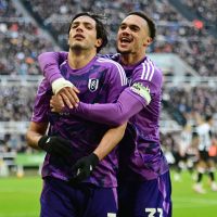 Raúl Jiménez anota gol en la victoria 2-1 del Fulham ante el Newcastle (Video)