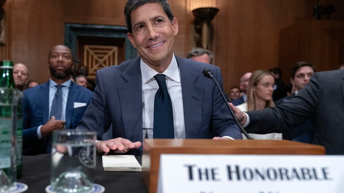 Kevin Warsh testifica ante la comisión que debate sobre su nominación para dirigir la Reserva Federal de Estados Unidos, en el Congreso en Washington, el 21 de abril del 2026