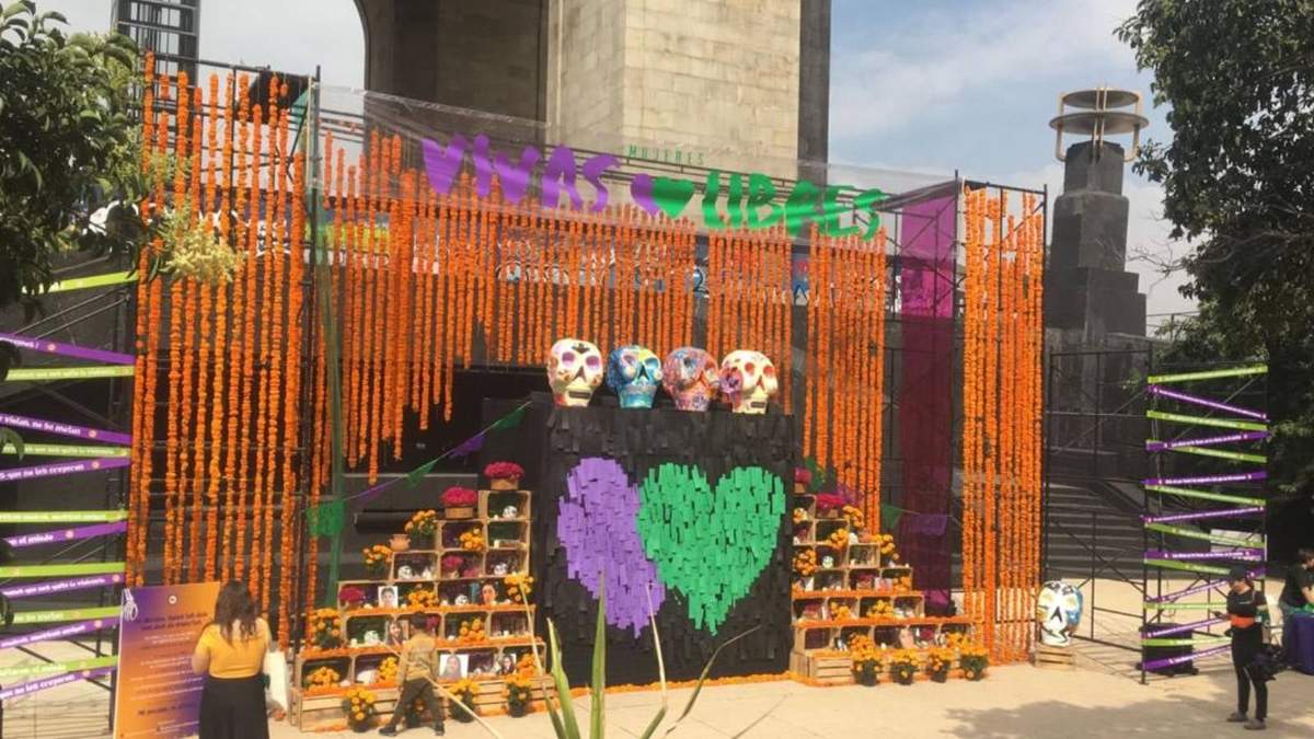 Ofrenda en el Monumneto a la Revolución con temática sobre feminicidios