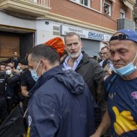 Supervivientes de inundaciones en España lanzan barro a la familia real y a autoridades del Gobierno
