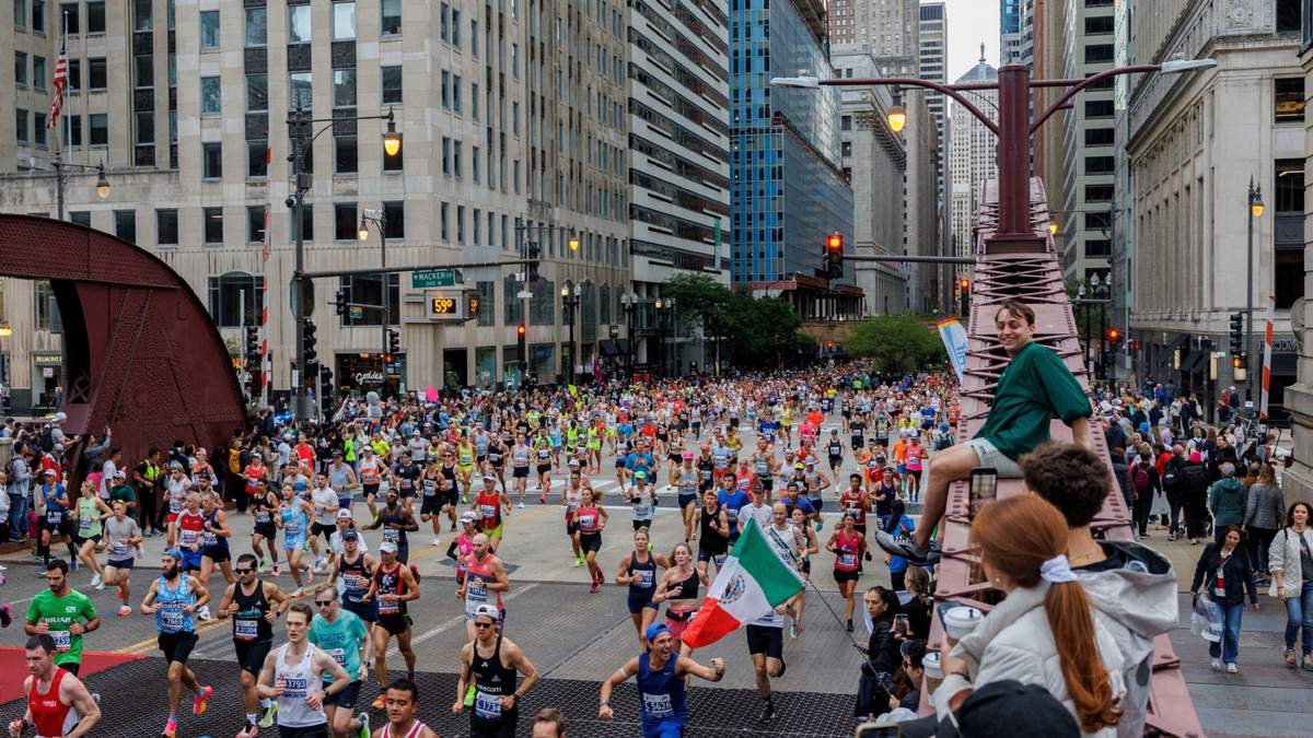 Corredores cruzan el puente de LaSalle Street durante el Maratón de Chicago, el domingo 13 de octubre de 2024, en Chicago. (Armando L. Sanchez/Chicago Tribune vía AP, Archivo)