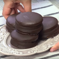 Ni se te ocurra gastar en el kiosco: probá este alfajor inspirado en la galleta Opera que es una bomba de sabor