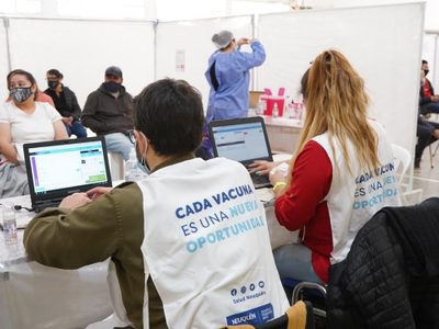 Premio a la labor de voluntarios en la vacunación: pagarán otro bono