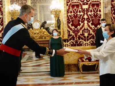 Embajadora de México en España entrega cartas credenciales al rey