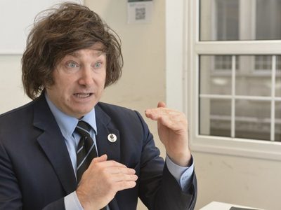 ELECCIONES 2021: un guardia subió al escenario donde estaba Javier Milei y amagó con sacar el arma