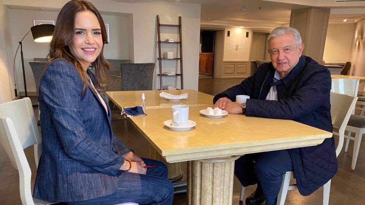 Clara Luz Flores con Andrés Manuel López Obrador