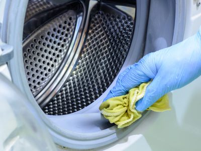 El motivo por el que tu ropa sale manchada del lavarropas y cómo solucionarlo con un trucazo y sin gastar plata