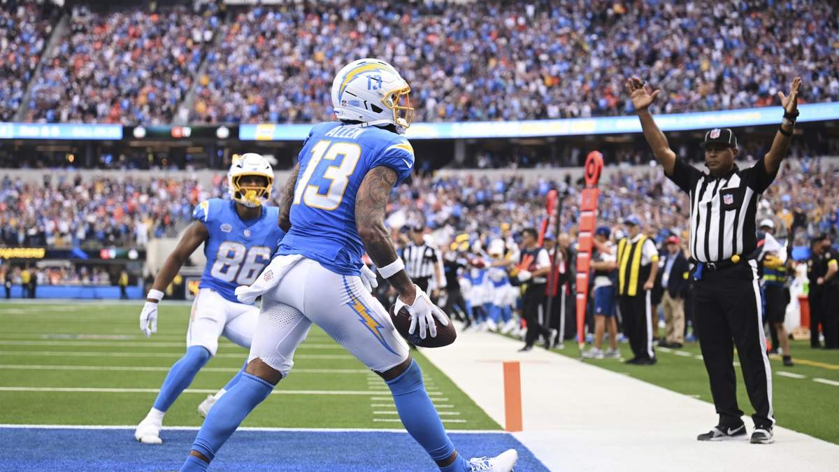 Keenan Allen celebra una recepción de touchdown durante la segunda mitad del partido de la NFL frente a los Broncos de Denver
