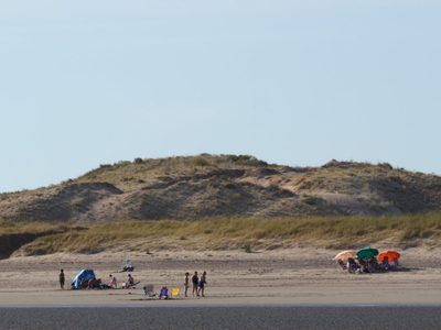 Debido a la invasión de vehículos en la arena, cercaron una playa en San Antonio Oeste