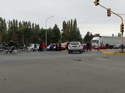 Familias de la Escuela 351 de Plottier cortaron la Ruta 22 por falta de gas