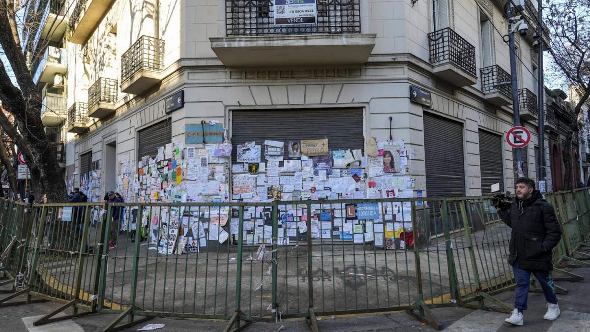 Las vallas fueron colocadas debido a que el kirchnerismo convocó a un “banderazo” frente al inmueble donde se encuentra la ex mandataria ubicado en la calle San José 1111