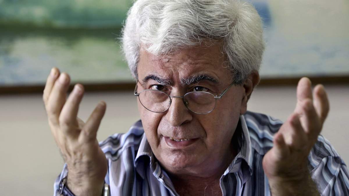 El destacado escritor e intelectual libanés Elias Khoury habla durante una entrevista con The Associated Press en su oficina del Instituto de Estudios Palestinos en Beirut, Líbano, el viernes 8 de agosto de 2014