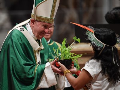 El Papa se definió sobre la posibilidad de que haya curas casados