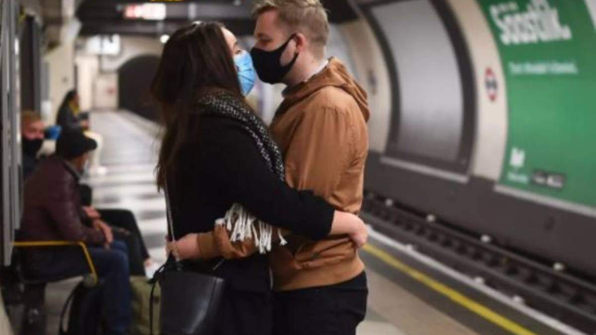 Una pareja con mascarillas en el metro de Londres