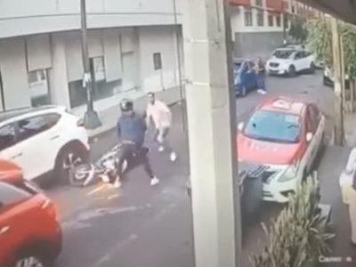 Vecino derriba a uno de los ladrones que robaron 180 mil pesos a una mujer (Video)