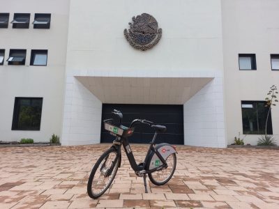 Instalan dos cicloestaciones de Ecobici afuera del Complejo Cultural Los Pinos