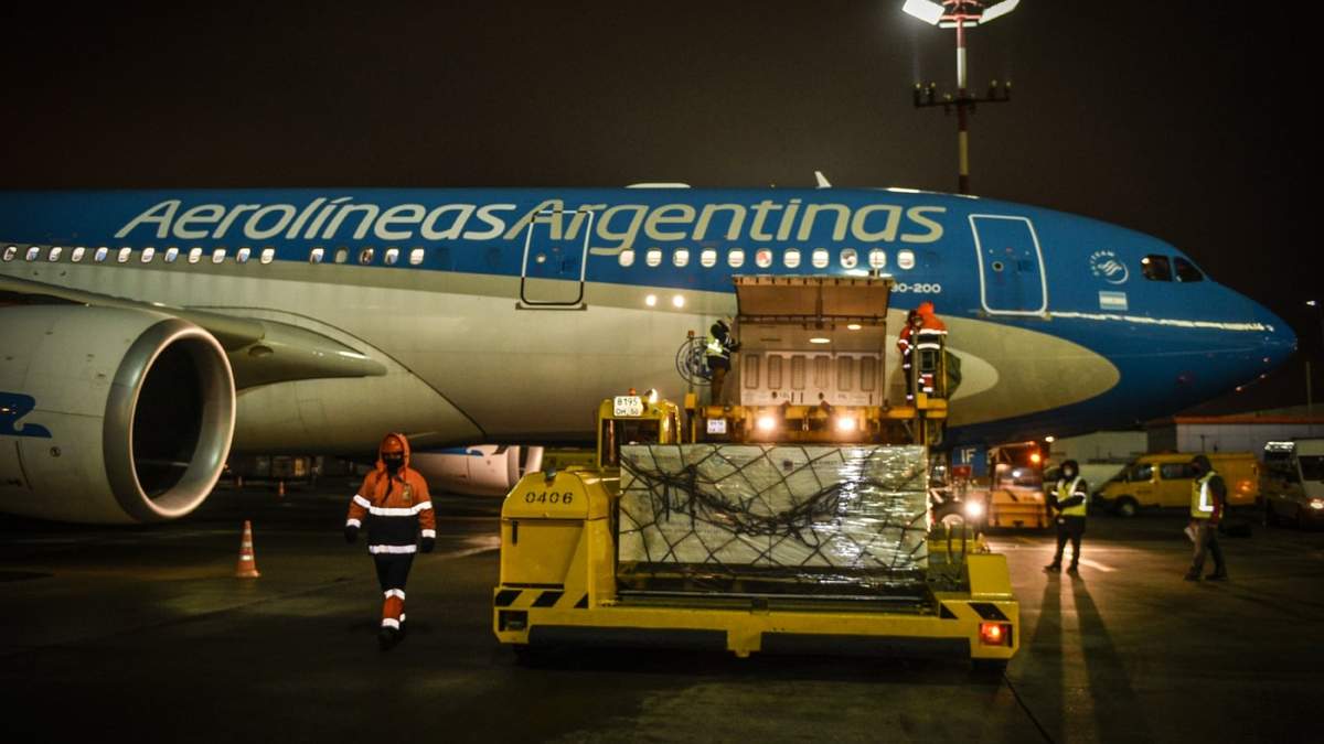 El avión de Aerolíneas Argentinas, cargando las 300 mil dosis de la vacuna rusa. Fuente: (Twitter)