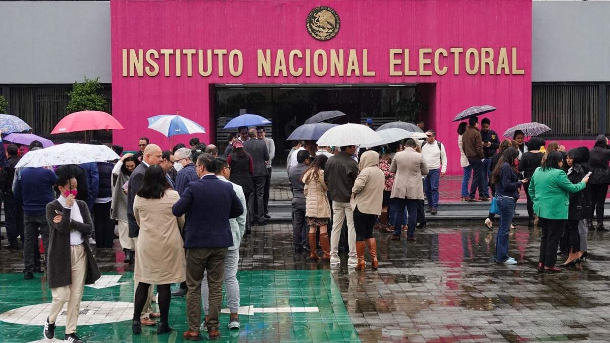 Trabajadores del INE el pasado jueves cuando sonó lo alerta sísmica