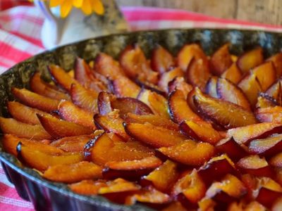 Tarta de ciruelas: no salgás a la panadería y hacé esta tremenda receta para acompañar los mates