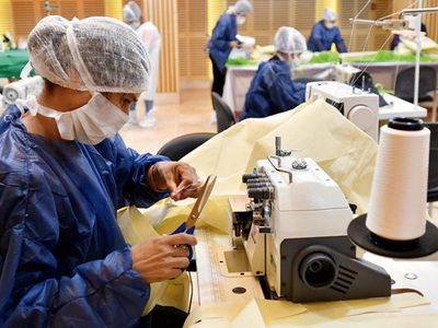 Amas de casa, modistas y manteros solidarios: cosen barbijos para hospitales